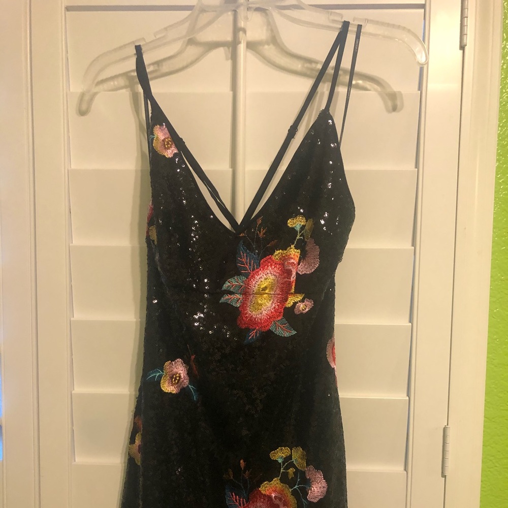 Black strappy, V-neck Bodycon dress with detail